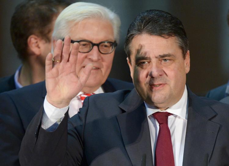 SPD's partiformand, Sigmar Gabriel, bliver som ventet økonomi- og energiminister og vicekansler. Han får dermed ansvaret for et nyt superministerium, der skal stå for Tysklands overgang fra atomkraft til vedvarende energi. Bag ham står Tysklands kommende udenrigsminister, Frank-Walter Steinmeier. 