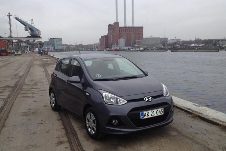 kampklar. Hyundai i10 er nyeste tilbud i mikroklassen. Den er blevet mere rummelig end sin forgænger. 