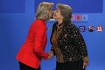 Rivalinder. De to bejlere til jobbet som præsident i Chile,  Evelyn Matthei (tv.) og Michelle Bachelet, er samtidig barndomsveninder. Venstrefløjskvinden Bachelet, der var landets præsident fra 2006-2010, står til et politisk comeback. 
