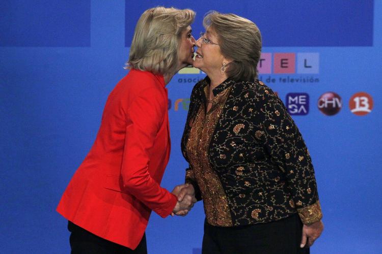 Rivalinder. De to bejlere til jobbet som præsident i Chile,  Evelyn Matthei (tv.) og Michelle Bachelet, er samtidig barndomsveninder. Venstrefløjskvinden Bachelet, der var landets præsident fra 2006-2010, står til et politisk comeback. 