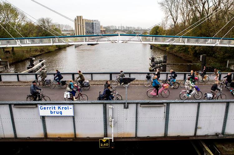 Forkørselsret. Den hvide bro i baggrunden er en af to særligt højtliggende broer, som bystyret i Groningen harlavet kun til fodgængere og cyklister, der på den måde slipper for at, når den normale bro går op for at give plads til skibstrafikken i kanalen. 