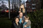 <cutline_leadin>nedslag.</cutline_leadin> S-toget suser forbi i baghaven og var med til at gøre huset i Virum til at betale for Anja Hansen, Mikkel Harder og børnene Silje og Magnus. <fotograf>Foto: Peter Klint</fotograf> 