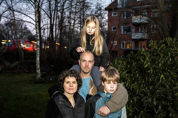 <cutline_leadin>nedslag.</cutline_leadin> S-toget suser forbi i baghaven og var med til at gøre huset i Virum til at betale for Anja Hansen, Mikkel Harder og børnene Silje og Magnus. <fotograf>Foto: Peter Klint</fotograf> 