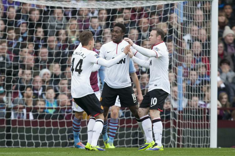 sejrstørke. Danny Welbeck (midt) var afgørende for Manchester United med to scoringer inden for tre minutter i starten af opgøret mod Aston Villa. 