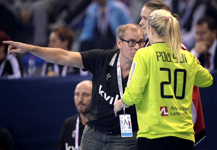 Vejledning. Jan Pytlick viser vejen for Rikke Poulsen, som afløste Cecilie Greve i målet. 