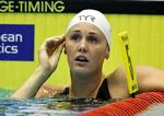mellemfornøjet. Jeannette Ottesen efter bronze-medaljen er hjemme i 100 meter butterfly. 