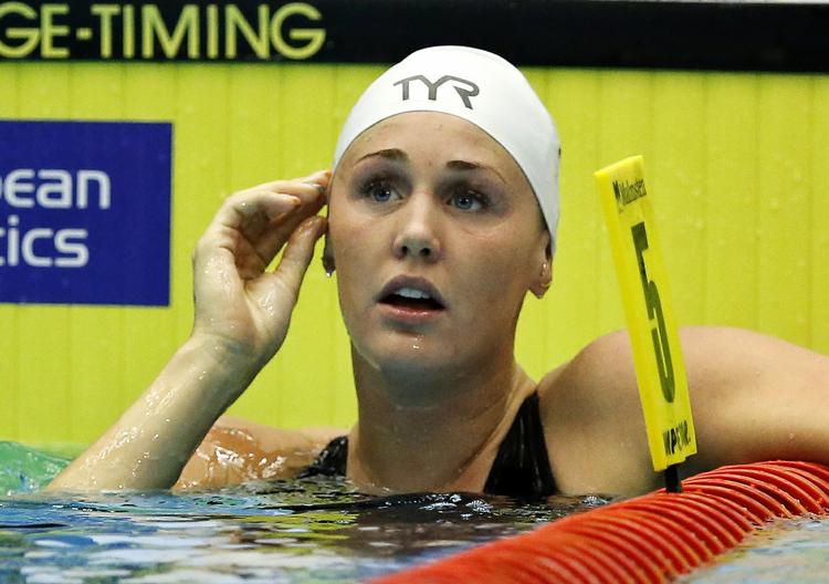 mellemfornøjet. Jeannette Ottesen efter bronze-medaljen er hjemme i 100 meter butterfly. 