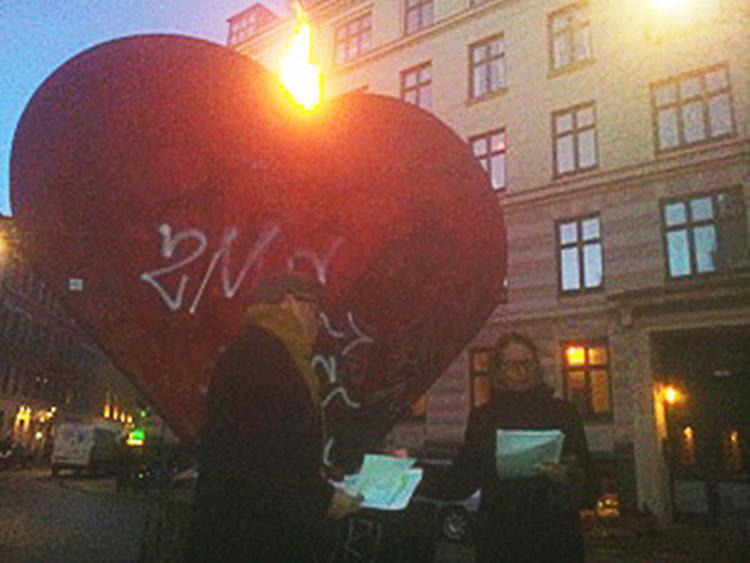 Dating. Troen kan flytte bjerge, men i stykket 'Åben troende' kan den også adskille kærlighedssøgende mennesker. 