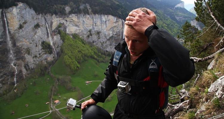Faldet. I basejumping er det op til springeren selv at udløse faldskærmen, tids nok til at han eller hun ikke bliver knust mod jorden. Dennis Ohlsen finder suset i springet og er glad for at være i live, når han lander. 