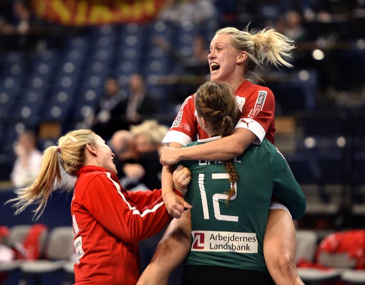 Jubel. Ann Grete Nørgaard er hoppet op til Cecilie Greve. 