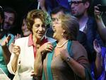 Vinder. Bachelet bliver anset som »folkets kandidat«, og folk jubler foran præsidentpaladset i Santiago. 