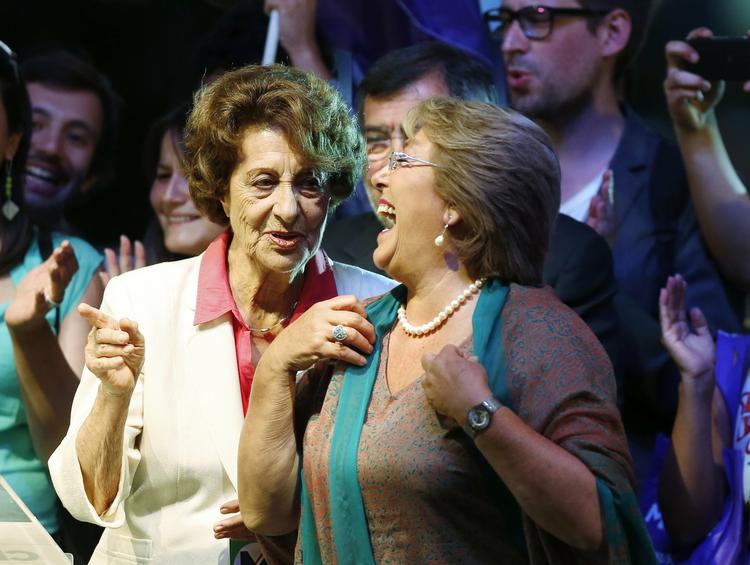 Vinder. Bachelet bliver anset som »folkets kandidat«, og folk jubler foran præsidentpaladset i Santiago. 