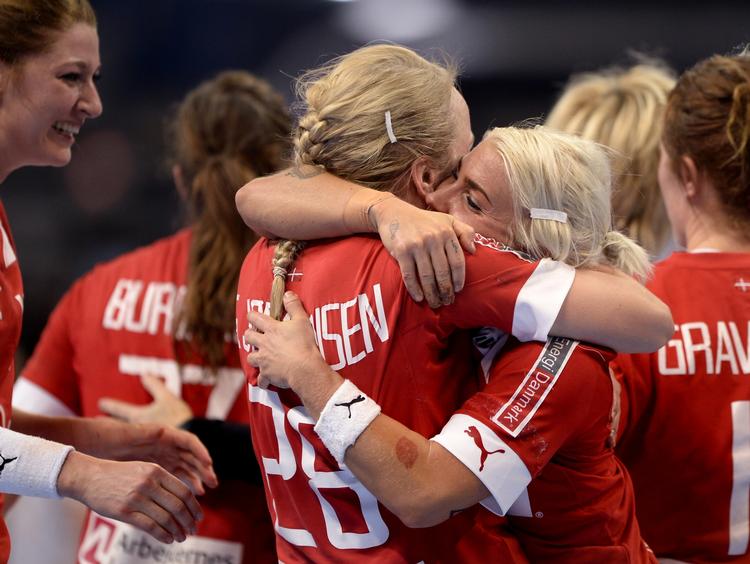 Glæde. Kristina Kristiansen omfavner Stine Jørgensen. 