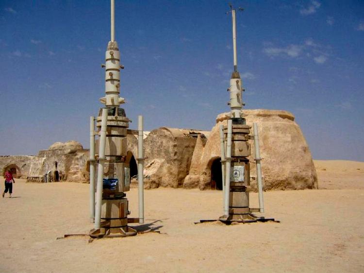 atmosfære. Mange af scenerne i George Lucas' Star Wars-film er optaget i Tunesien. 