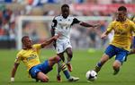 scannes. Nathan Dyer (midt) var Swanseas bedste spiller i kampen mod Norwich, indtil han pådrog sig en slem skade. 