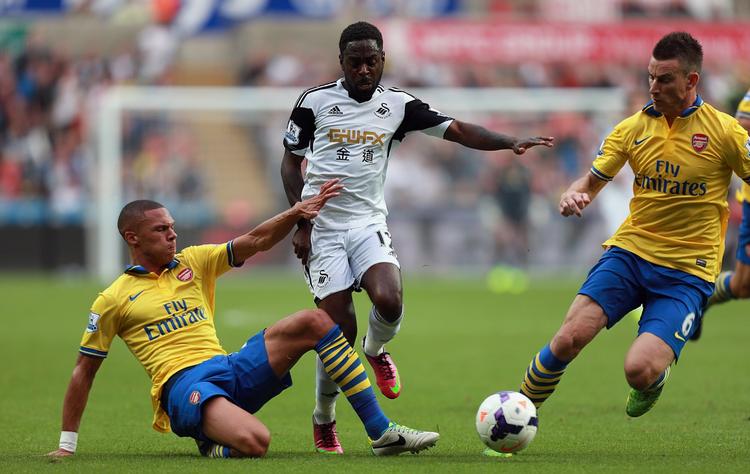 scannes. Nathan Dyer (midt) var Swanseas bedste spiller i kampen mod Norwich, indtil han pådrog sig en slem skade. 
