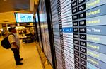 Service. Amerikanske lufthavne er begyndt at fohøje service-niveauet for de rejsende med behagelige møbler, wifi mm.. 
