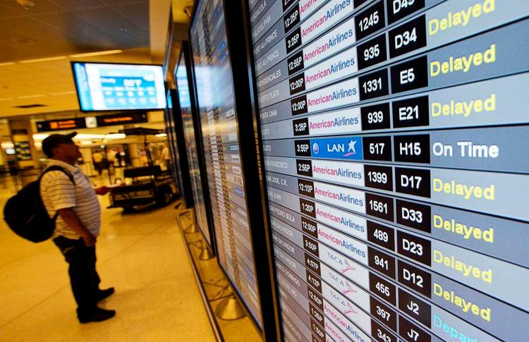 Service. Amerikanske lufthavne er begyndt at fohøje service-niveauet for de rejsende med behagelige møbler, wifi mm.. 