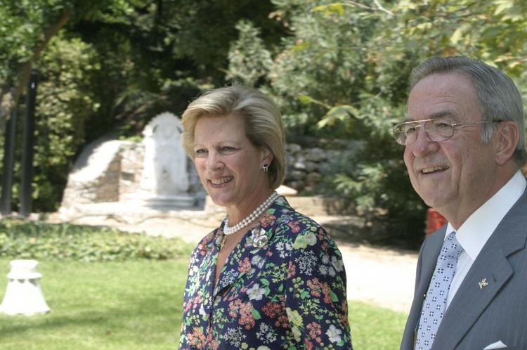 Hjem. Den tidligere græske konge, Konstantin 2., blev i 1964 gift med den danske prinsesse Anne-Marie, Dronning Margrethes mindste lillesøster. I 1967 var parret nødt til at forlade Grækenland. De sidste 30 år har de boet i London. 