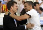 fyret. Valencias fyrede træner, Miroslav Djukic (th), hilser på Michael Laudrup, da Swansea spillede mod Valencia i Europa League. 