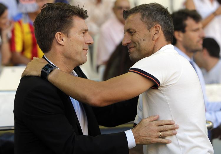 fyret. Valencias fyrede træner, Miroslav Djukic (th), hilser på Michael Laudrup, da Swansea spillede mod Valencia i Europa League. 