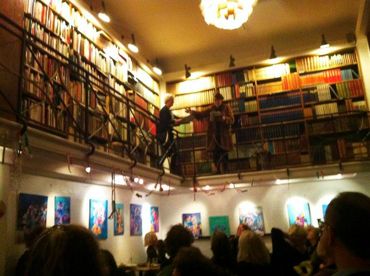 Forbudt. Katja Holms (tv.) servitrice bliver trukket op i det aflukkede område af boghandlen af Bodil Jørgensens blinde skolelærerinde. 