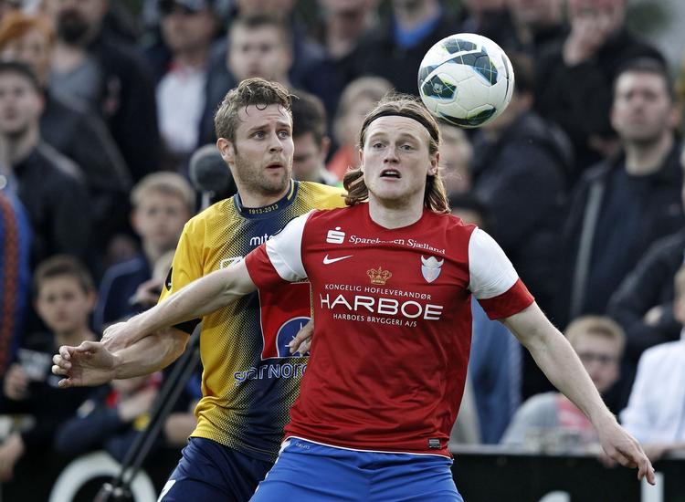 kamp: FC Vestsjællands Nicolas Sandberg og Hobros Rasmus Ingeman ( i gult)  i nærkamp. 