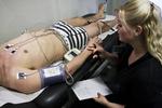 Sunhed. Sundhedstjek hos Falck Healthcare. Lægen måler blodtryk samt et EKG for at tjekke hjertefunktionen i hvilende tilstand. 