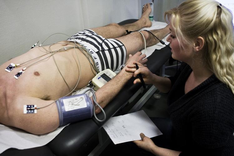 Sunhed. Sundhedstjek hos Falck Healthcare. Lægen måler blodtryk samt et EKG for at tjekke hjertefunktionen i hvilende tilstand. 