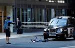 sammenstød. Et cykelbud i London er blevet påkørt af en taxa. Han slap dog uskadt fra ulykken. Foto: Matt Dunham/AP 