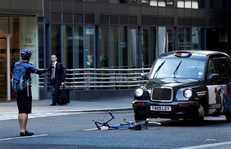 sammenstød. Et cykelbud i London er blevet påkørt af en taxa. Han slap dog uskadt fra ulykken. Foto: Matt Dunham/AP 