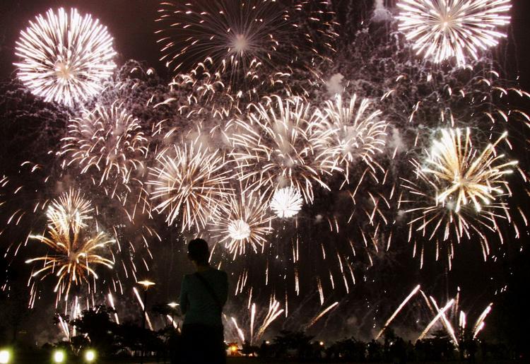 Festfyrværkeri. 2013 var et herligt musikalsk år. Herunder kan du se hvilken sang, Politikens musikkritikere mener, var årets bedste. Og mon ikke netop den vil blive spillet til talrige nytårsfester i aften? 