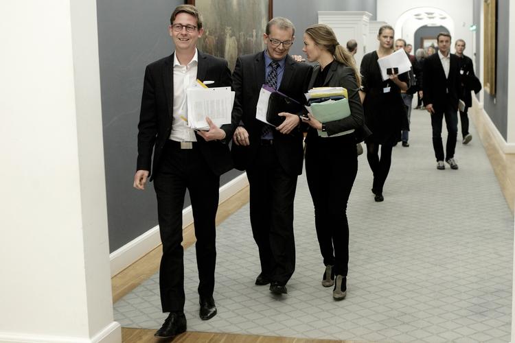 GGGI. Dansk Folkeparti kan ikke se, hvordan tre embedsmænd kan fortsætte i deres job, når de har tilbageholdt vigtige informationer for daværende udviklingsminister Christian Friis Bach (R) i sagen om rejsereglerne i klimaorganisationen GGGI. En sag, der endte med, at ministeren gik af. 