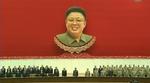Hyldest. I dag er det to år siden, at Kim Jong-il døde. I den anledning hyldes han ved en stor mindehøjtidelighed i Pyongyang, hvor den militære og politiske elite er mødt talstærkt op foran scenen. I midten ses landets diktator, Kim Jong-un, der forholdt sig tavs under hele ceremonien. 