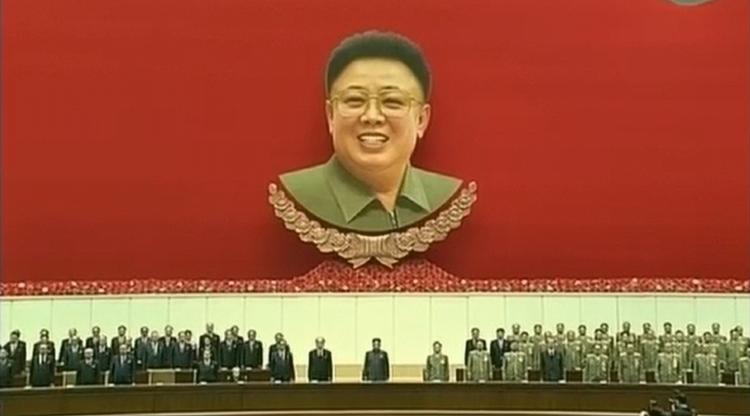 Hyldest. I dag er det to år siden, at Kim Jong-il døde. I den anledning hyldes han ved en stor mindehøjtidelighed i Pyongyang, hvor den militære og politiske elite er mødt talstærkt op foran scenen. I midten ses landets diktator, Kim Jong-un, der forholdt sig tavs under hele ceremonien. 