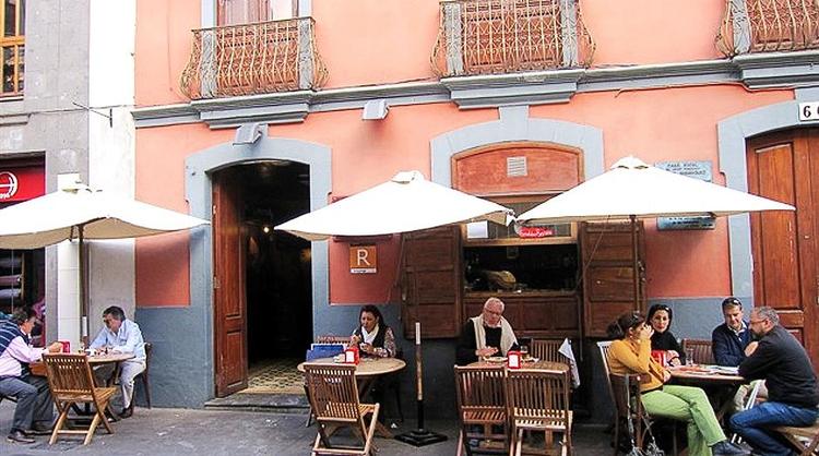 Tapas. Et besøg i Tenerifes smukkeste by, La Laguna, bør indeholde tapas på Taberna La Casa de Oscar. Læserfoto: Poul Birk 