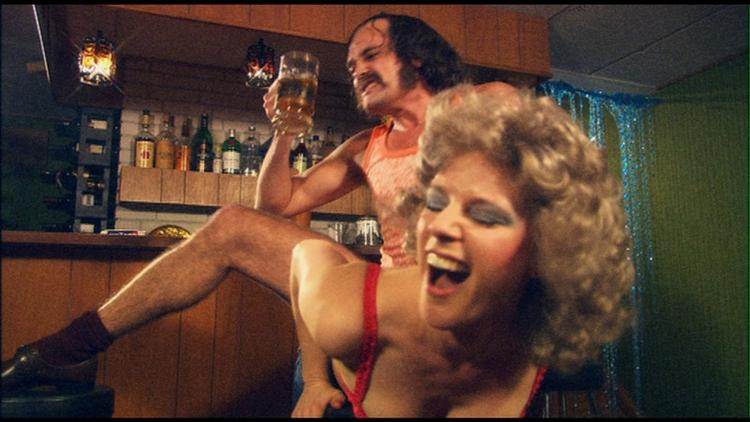 Frikvarter. I filmen 'Boy Meets Girl' med blandt andre Iben Hjejle tages biografgæsterne med på en kreativ tur gennem filmhistorien på 15 minutter. Se den på årets korteste dag. 