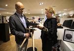 HØJTID. Claus Hedegard, der er direktør for Metz, samt julegaveansvarlig Lisbeth Frost Sønderby er allerede i gang med at kigge på julegaverne til 2014. Her står de med årets gavehit. 