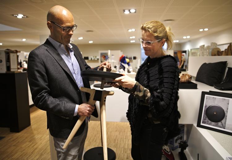 HØJTID. Claus Hedegard, der er direktør for Metz, samt julegaveansvarlig Lisbeth Frost Sønderby er allerede i gang med at kigge på julegaverne til 2014. Her står de med årets gavehit. 