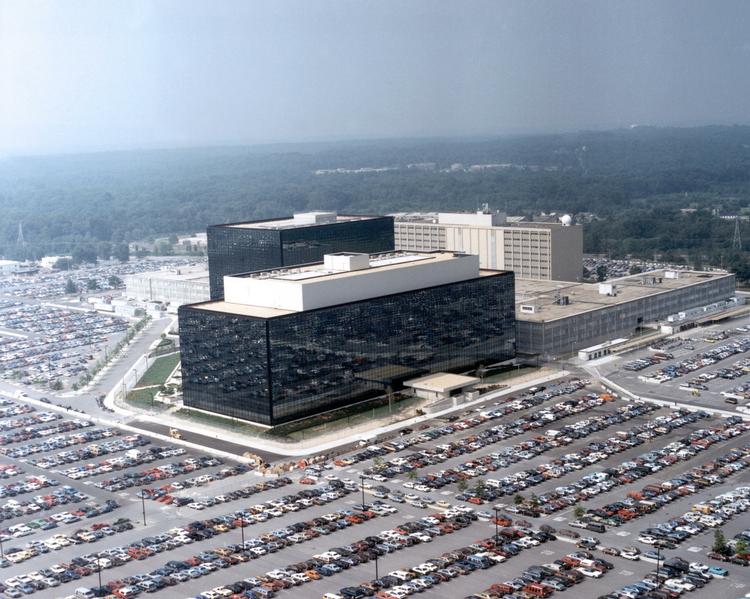 hovedkvarter. USA's største efterretnignstjeneste NSA holder til i Maryland. Da it-ekspert og whistleblower Edward Snowden forlod sit job i NSA, tog han en masse hemmelige dokumenter med sig og lækkede dem siden til pressen. Verdens øjne blev rettet mod tjenesten, der mistænkes for at misbruge sine beføjelser til blandt andet at overvåge helt almindelige mennesker. 