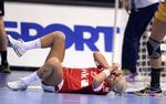 SPÆNDING. Kristina Kristiansen bliver hamret i gulvet ved fredagens opgør mod Brasilien, som håndboldstjernerne tabte. De danske kvinder vandt knebent gårsdagens opgør mod Montenegro med 22-21, og det var en populær kamp at følge hjemme i stuerne. 