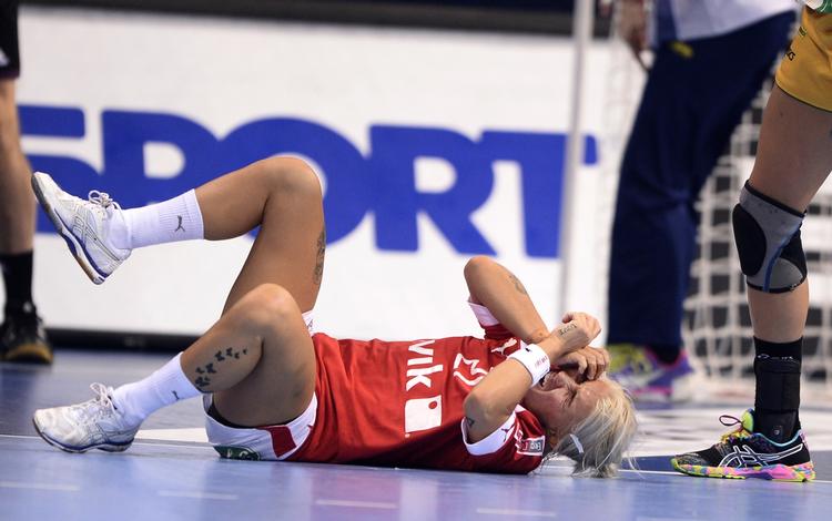 SPÆNDING. Kristina Kristiansen bliver hamret i gulvet ved fredagens opgør mod Brasilien, som håndboldstjernerne tabte. De danske kvinder vandt knebent gårsdagens opgør mod Montenegro med 22-21, og det var en populær kamp at følge hjemme i stuerne. 