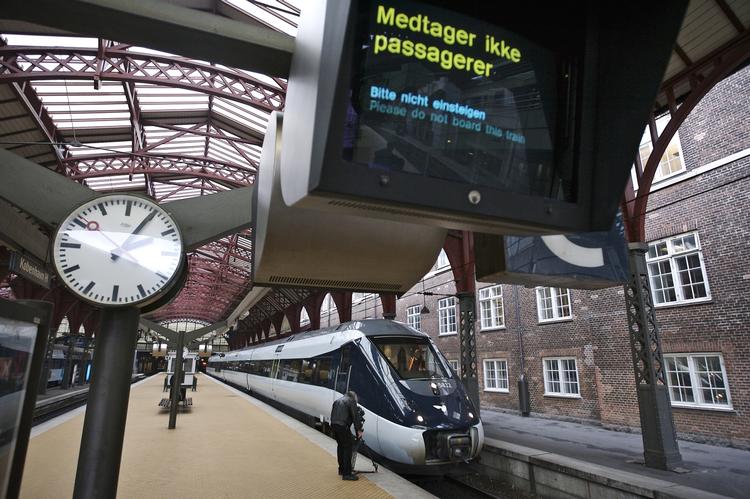 Toge. DSB har ikke overholdt aftalen med staten, om at ni ud af 10 tog skal være mindre end seks minutter forsinket, og at kun et ud af 100 togafgange må aflyses. 
