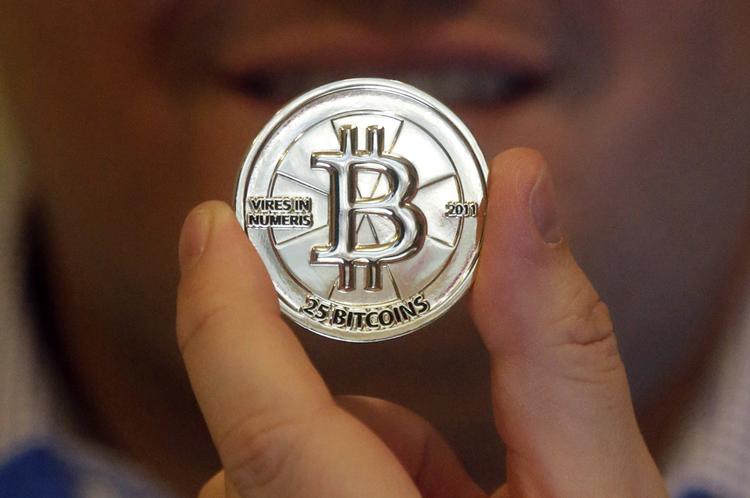 VÆRDI. Bitcoin blev opfundet i 2009. Det er en netværksbaseret møntfod, der ikke ejes af nogen stat, og som ikke kontrolleres af nogen nationalbanker. Der findes flere andre lignende 'produkter', men bitcoin er den mest udbredte. 