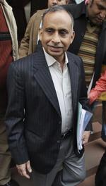 Vred. Uttam Khobragade, der er far til den mistænkte indiske diplomat, har drøftet anholdelsen med den indiske indenrigsminister. Han kalder behandlingen af sin datter for »barbarisk«. 