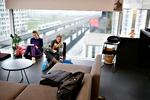 fordybelse: Lærerne Mette Rahbek og Mette Mai Langer har tre steder på Ørestad Skole, hvor de kan forberede sig til undervisningen. 