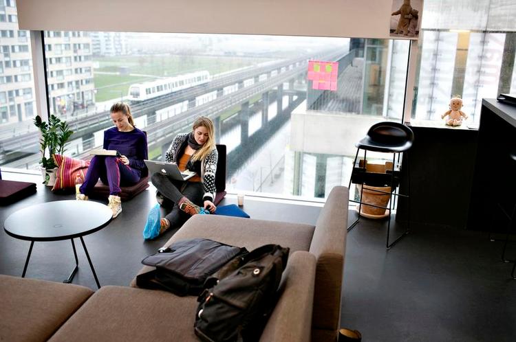 fordybelse: Lærerne Mette Rahbek og Mette Mai Langer har tre steder på Ørestad Skole, hvor de kan forberede sig til undervisningen. 