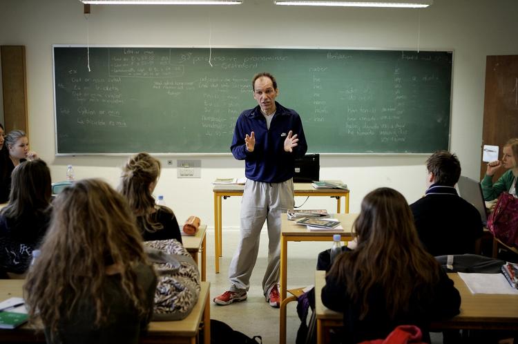 Opgavehandel. Nogle elever i gymnasiet får andre til at skrive deres opgaver. 