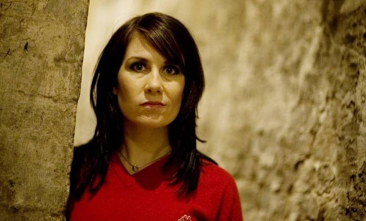 Selvlært. Mia Lyhne kom aldrig ind på teaterskolen, men har haft succes både på de små scener, Det Kgl. Teater og som comedienne. 