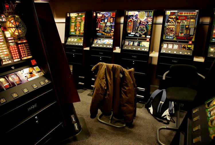 svindel. Sort arbejde og tilskudsfup har gode vilkår også i de spillehaller, staten selv er med til at drive. Nu skal der strammes op, og statens eget spilleselskab må gå forrest, mener den nye skatteminister. 